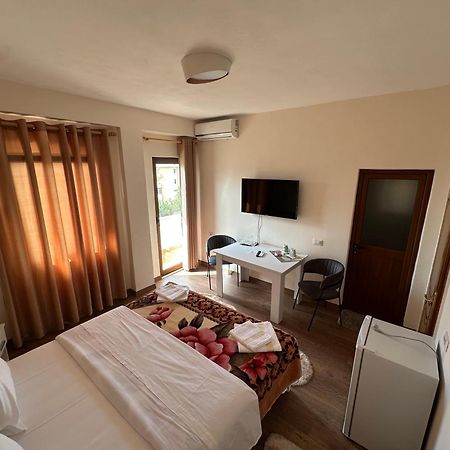 Guni Inn Krujë Exteriör bild