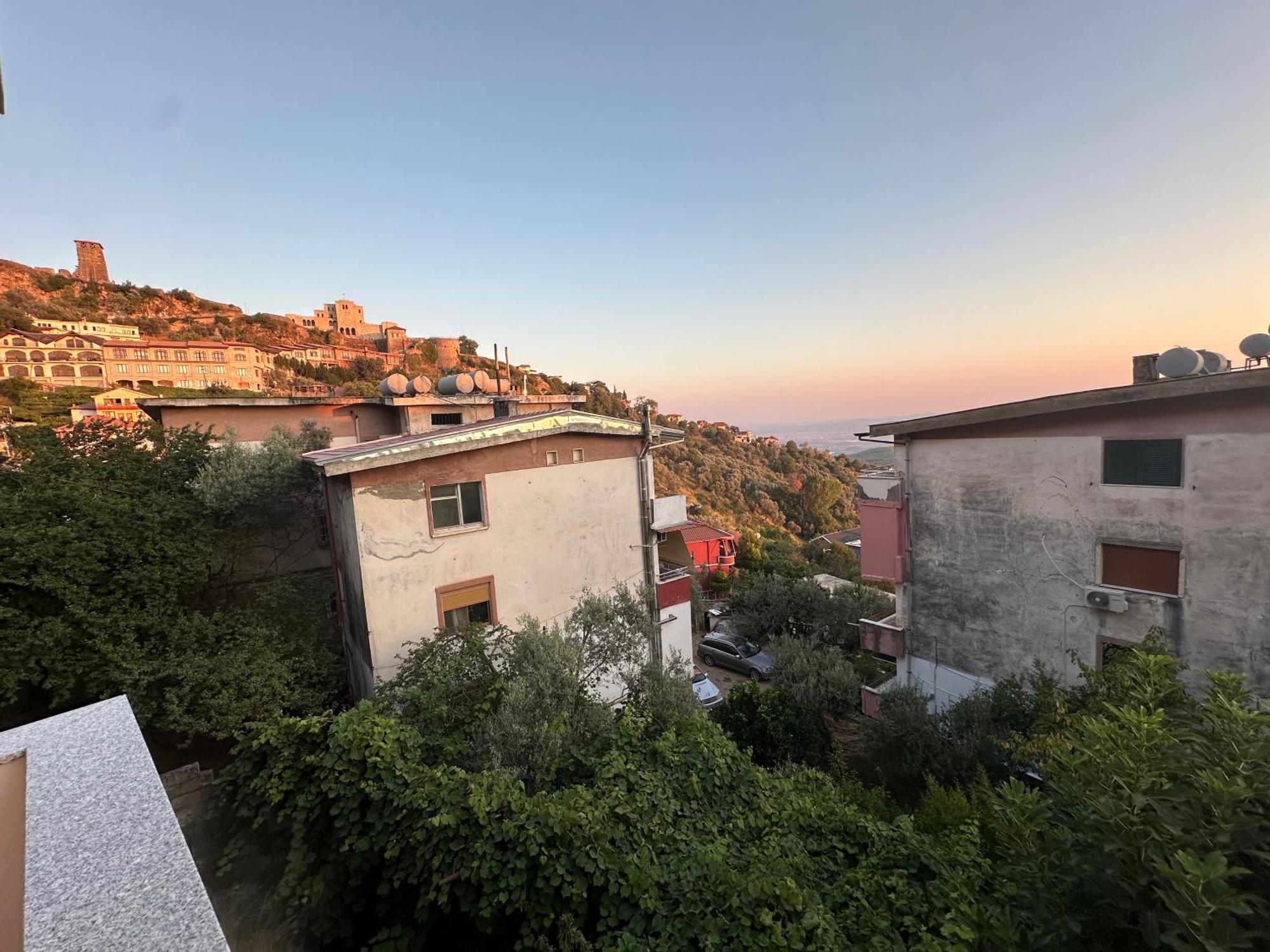 Guni Inn Krujë Exteriör bild