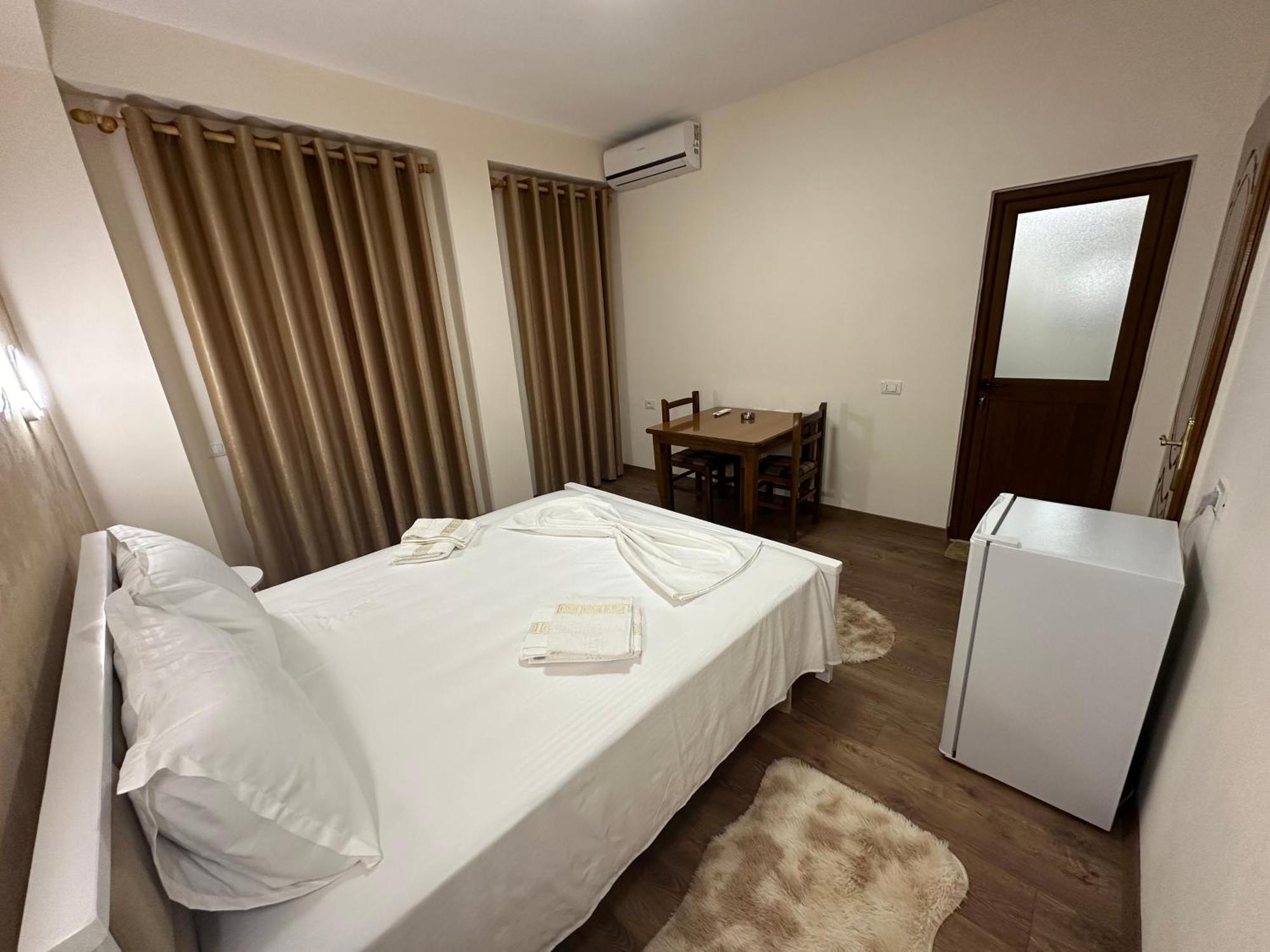 Guni Inn Krujë Exteriör bild