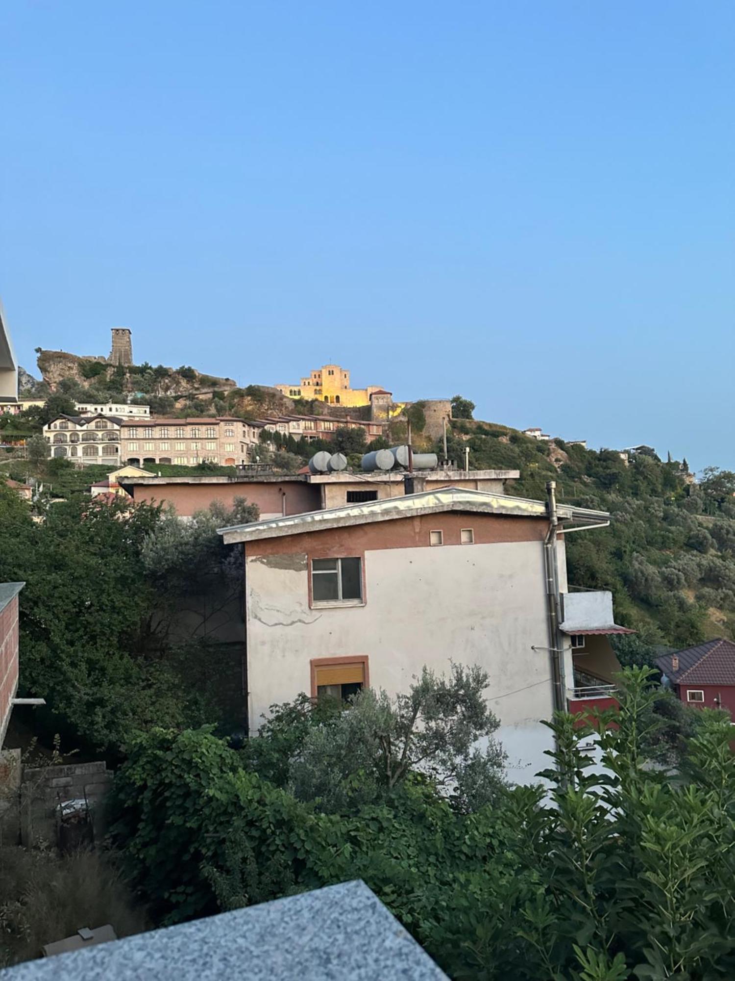 Guni Inn Krujë Exteriör bild