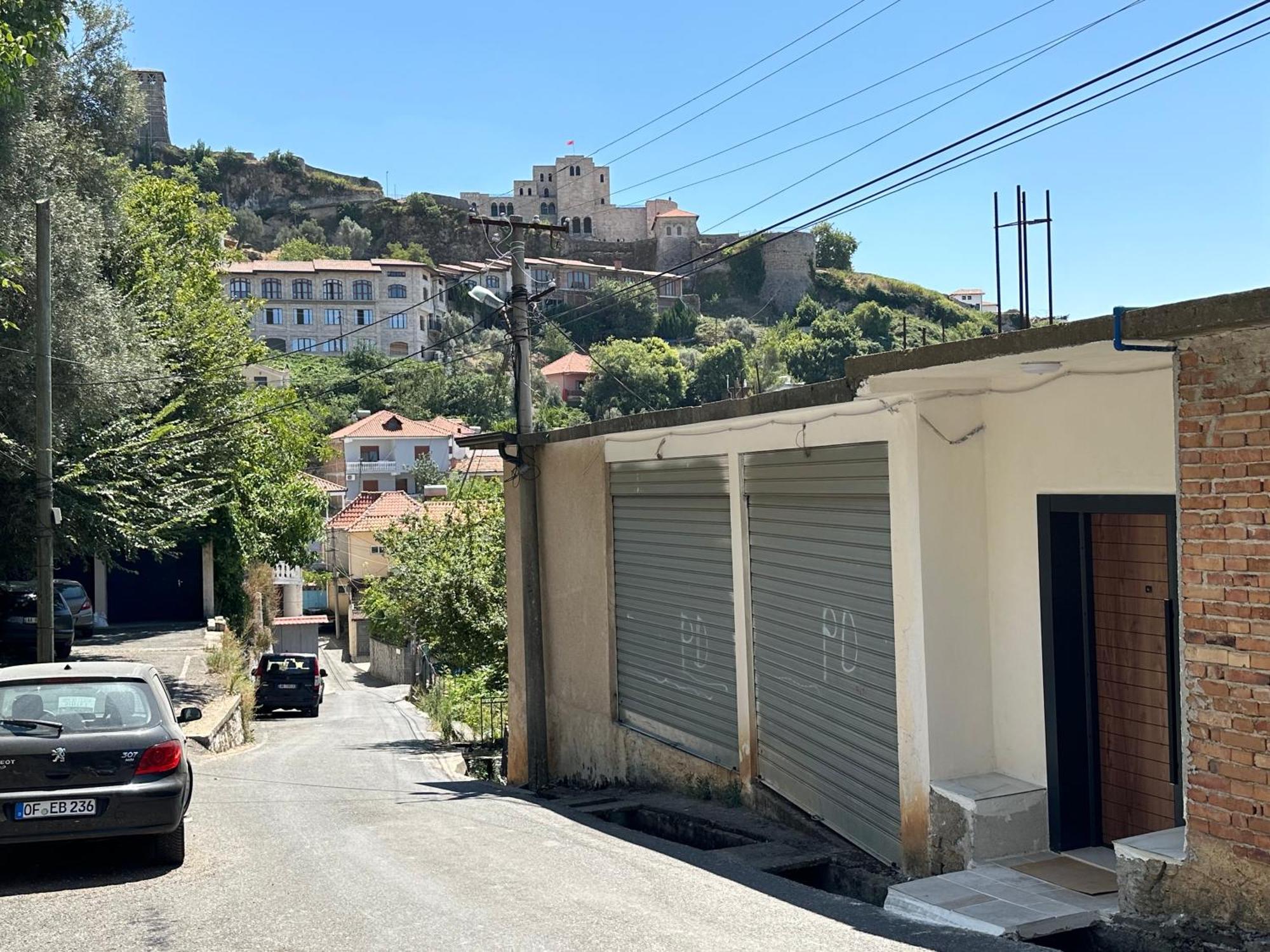 Guni Inn Krujë Exteriör bild