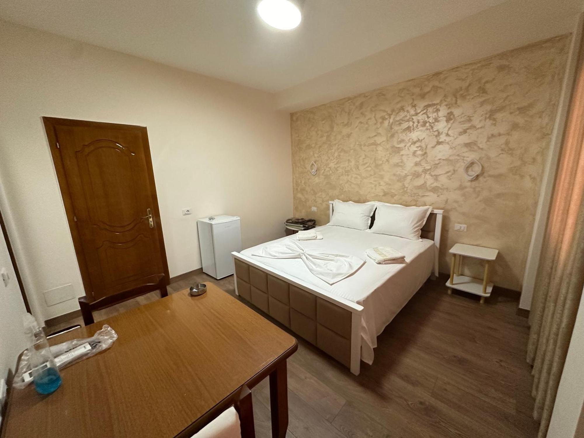 Guni Inn Krujë Exteriör bild