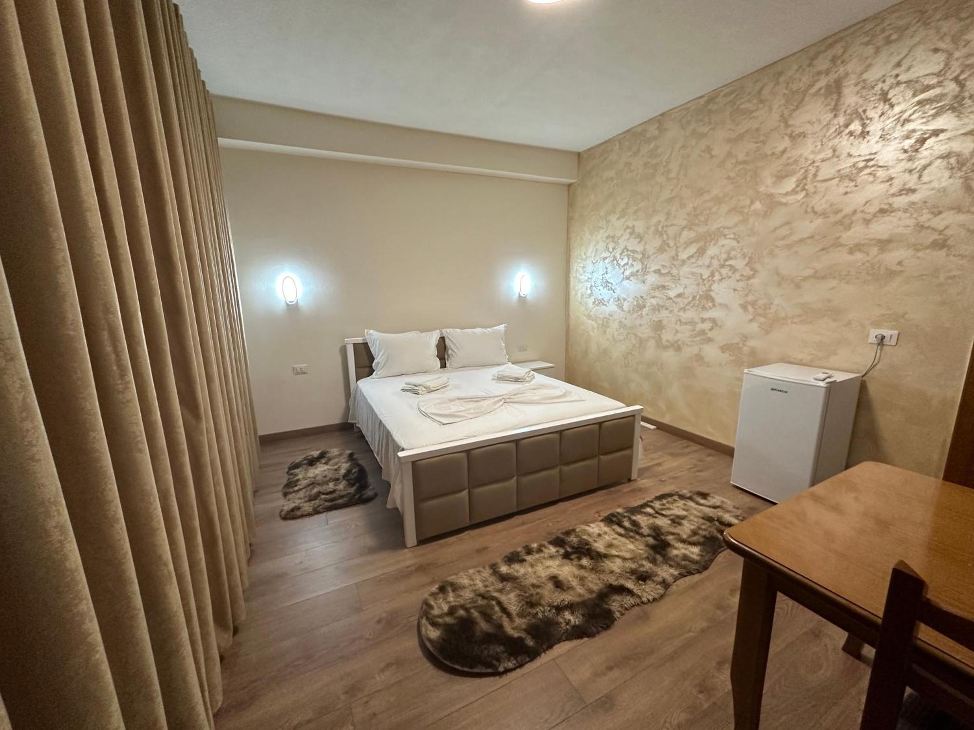 Guni Inn Krujë Exteriör bild