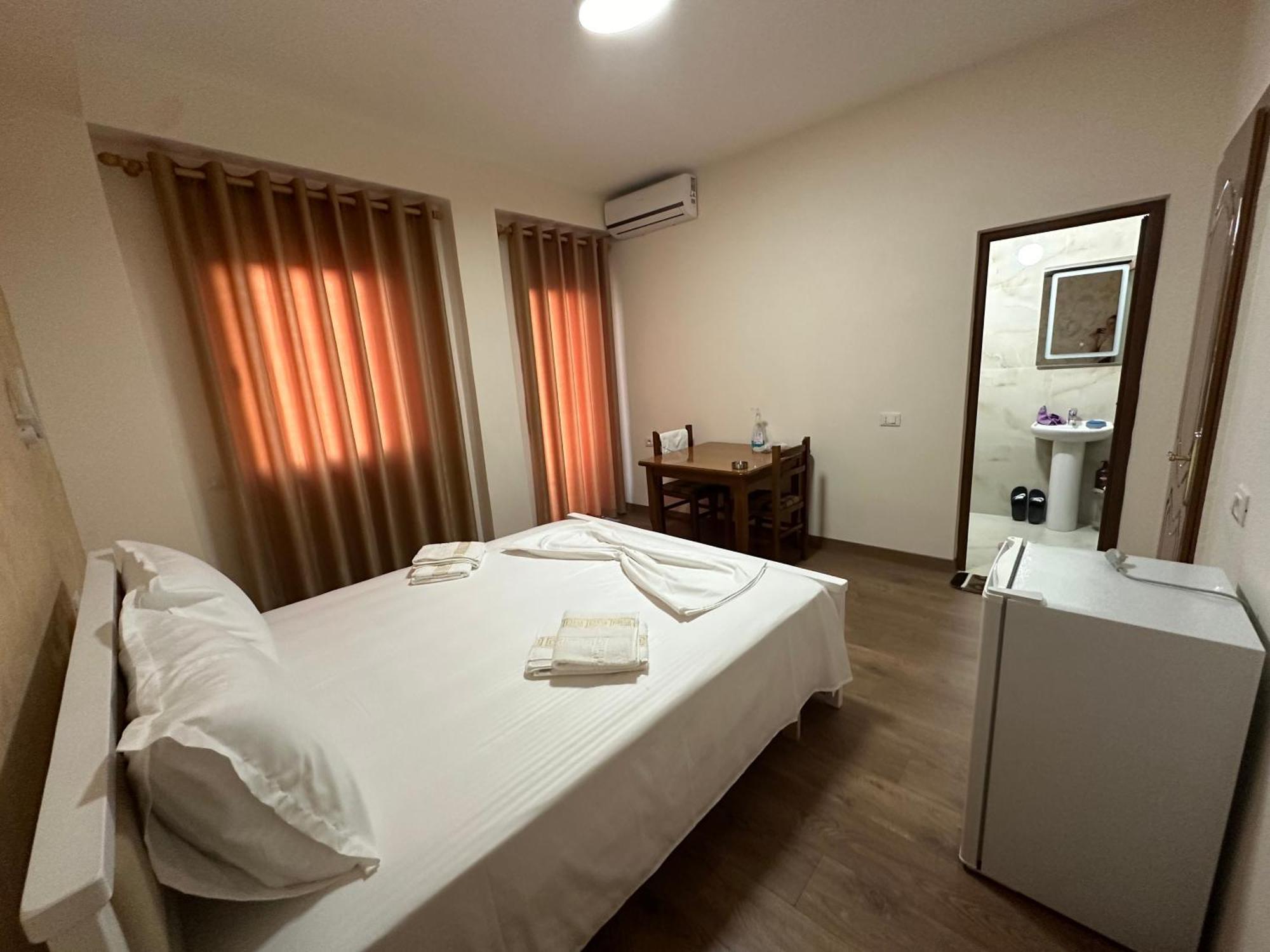 Guni Inn Krujë Exteriör bild