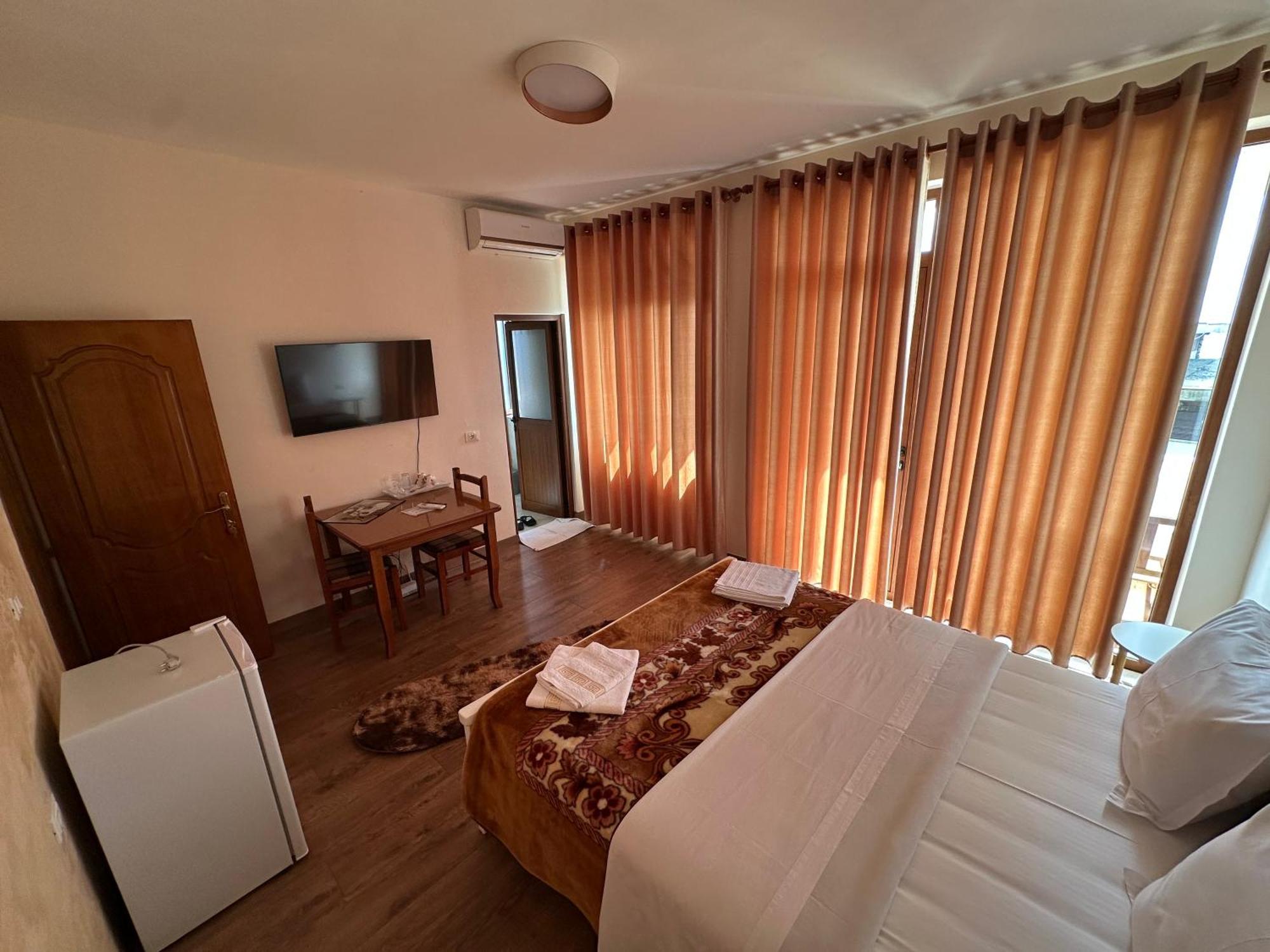 Guni Inn Krujë Exteriör bild