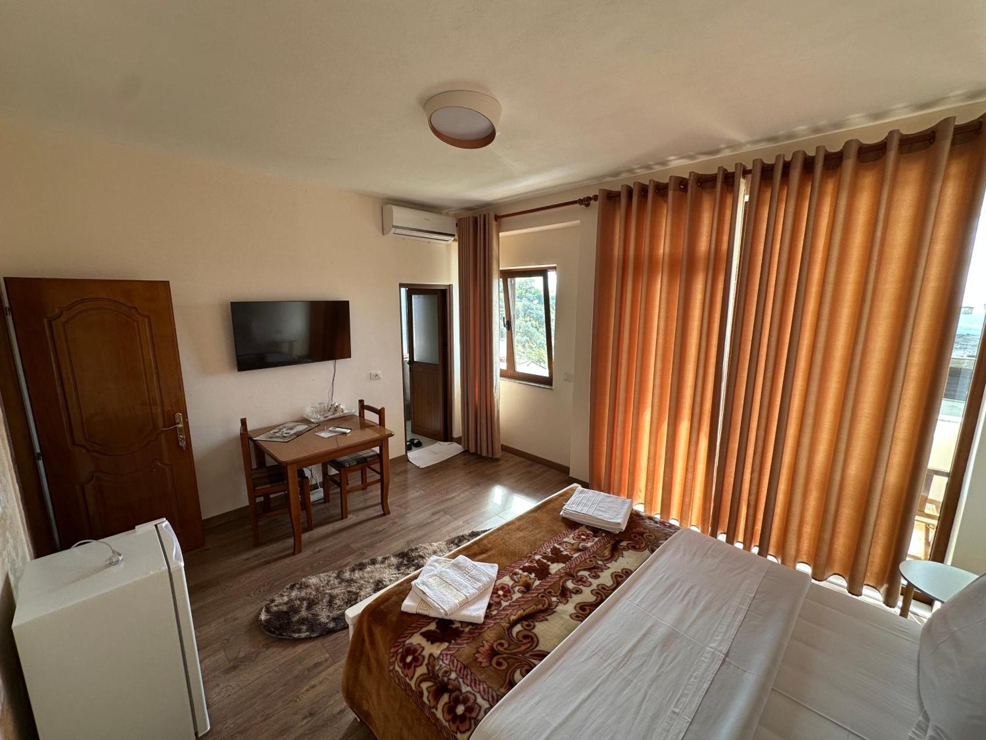 Guni Inn Krujë Exteriör bild