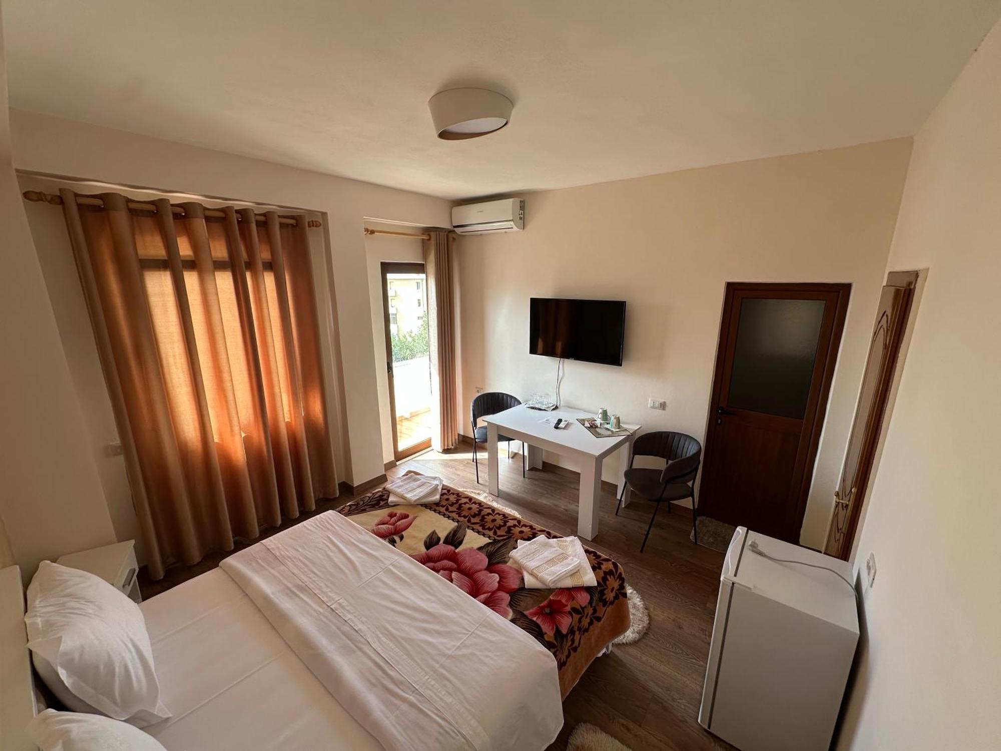 Guni Inn Krujë Exteriör bild